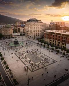 斯科普里Brand new 2 bedroom apartment in the center Skopje的城市中心带喷泉的大型广场