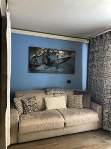 布勒伊-切尔维尼亚切尔维尼亚 - 马特宏峰公寓的客厅设有一张沙发,客厅设有蓝色的墙壁