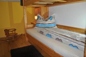 韦伯格Ferienwohnung Gipfelblick的配有枕头的木制客房内的一张床铺