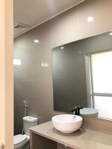 KalibendoL'JAVAS VILLAS的一间带水槽、卫生间和镜子的浴室