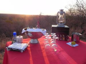 GravelotteSelwane Nature Reserve的红桌,酒杯和碗