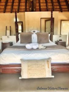GravelotteSelwane Nature Reserve的一间卧室配有一张大床和毛巾