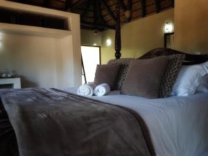 GravelotteSelwane Nature Reserve的卧室配有一张带白色床单和枕头的大床。