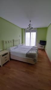 AiaChalet Aia -Naturaleza y seguridad, entorno rural a 29 km de San Sebastian的一间卧室设有一张大床和一个窗户。