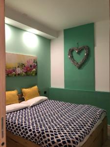 布勒伊-切尔维尼亚切尔维尼亚 - 马特宏峰公寓的卧室配有一张位于墙上的床铺。