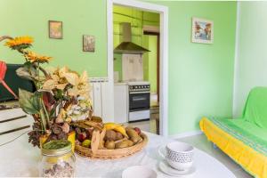 GuardeaCasa vacanze Guardea的厨房配有一张带水果篮的桌子