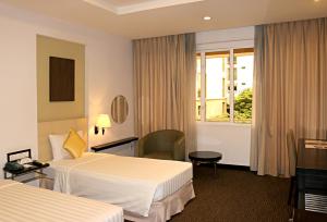 胡志明市西贡奉森酒店的酒店客房设有两张床和窗户。