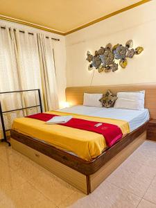 卡兰古特Shradha luxury room的卧室配有一张带泰迪熊的墙壁床