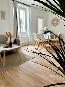 贝桑松Le Vesontio, Wifi, Parking proche的客厅配有桌椅和植物