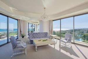 贝莱克Maxx Royal Belek Golf Resort的带沙发、椅子和窗户的客厅