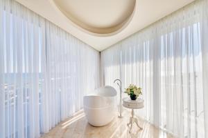 贝莱克Maxx Royal Belek Golf Resort的带浴缸的大窗户客房