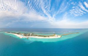 马累Joy Island Maldives All Inclusive Resort的海洋岛屿的空中景观