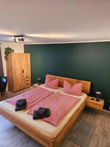 HerscheidCafe-Restaurant Vedder的卧室配有一张带粉红色枕头的大床