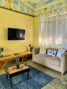 蒙巴萨NdonyaKwetu- Mtwapa的带沙发和电视的客厅