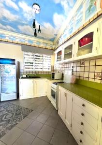 蒙巴萨NdonyaKwetu- Mtwapa的厨房配有白色橱柜和绿色台面