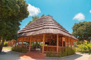 HoimaKabalega Resort - Hoima的竹亭,茅草屋顶