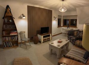 法夫Luxury Seaside Home with Incredible Views的客厅配有沙发和桌子