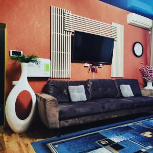 第聂伯罗Резидент的客厅配有黑色沙发和电视