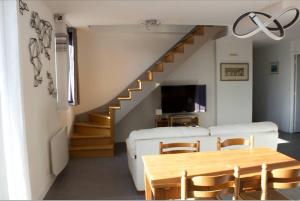 格勒诺布尔3 min sortie A480: wifi fibre - lit bébé - balcon的客厅配有沙发和桌子