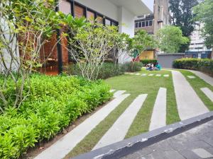 吉隆坡Chambers Residences Suites KLCC的一座花园,位于一座建筑的中间