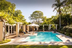 开普敦Guest suite - Leafy Constantia Guest House的后院游泳池的形象