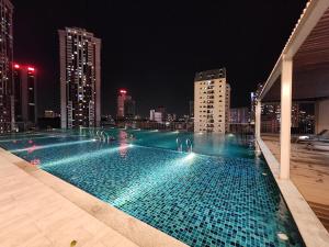 吉隆坡Chambers Residences Suites KLCC的一座建筑物屋顶上的游泳池