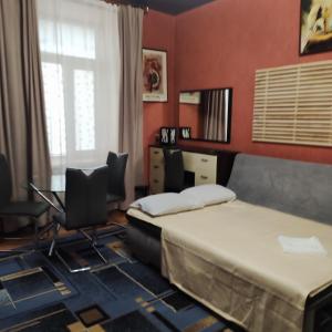 第聂伯罗Резидент的一间卧室配有两张床和一张桌子及椅子