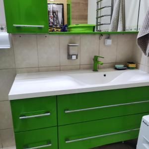 第聂伯罗Резидент的一间带绿色橱柜和水槽的浴室