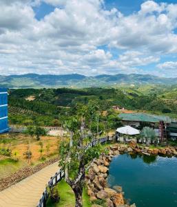 保禄Giăng's House Farmstay & Glamping的享有度假村的空中景色,有水体