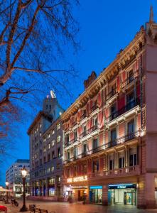巴塞罗那加泰罗尼亚广场H10精品酒店的夜幕降临的城市街道上