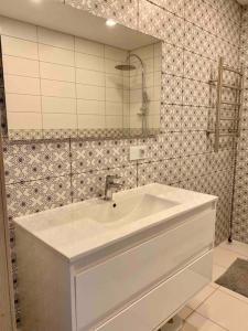 维尔纽斯City Park Apartment的浴室设有白色水槽和镜子