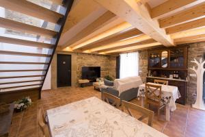 圣地亚哥－德孔波斯特拉Landras de Compostela的客厅设有木制天花板和石墙