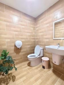 武里南SNOW HOUSE Buriram的一间带卫生间和水槽的浴室