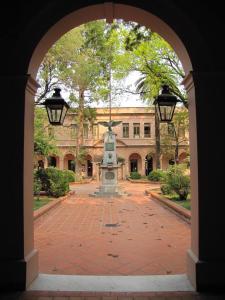 乌拉圭河畔康塞普西翁Departamento Rocamora的建筑前方有雕像的拱门