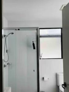 悉尼2Bedrooms 2Bathrooms Oasis in Parramatta w parking的带淋浴的浴室和玻璃门