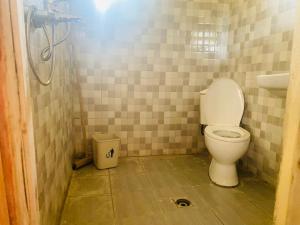 KibuyeKivu Macheo eco-lodge的一间小浴室,内设卫生间