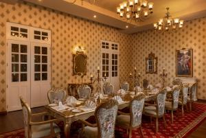 努沃勒埃利耶The Westbury Palace的大型用餐室配有长桌和椅子