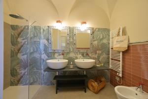 玛丽安迪安多拉Muri Vecchi的浴室设有2个水槽和2面镜子