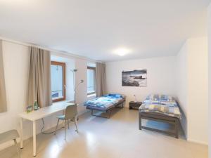 PecciaCasa degli Artisti的一间卧室配有一张床、一张桌子和一张四柱床。