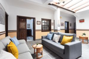 比拉夫洛尔Casa Argelia的客厅配有两张沙发和一张桌子