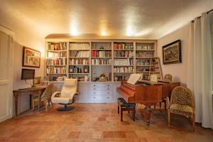 圣雷米普罗旺斯MAS DES FLEURS的一个带书桌和钢琴的家庭办公室