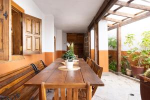 比拉夫洛尔Casa Argelia的木桌和长椅,位于植物间