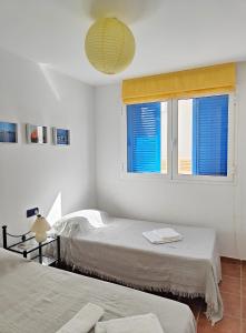 拉伊斯莱塔德尔摩洛Pita 2的一间卧室设有两张床和大窗户