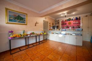 陶尔米纳陶尔米纳花园酒店的展示水果和蔬菜的大厨房