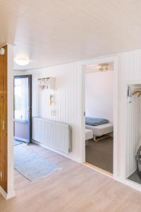 北内伯尔Drømmehus Ferienwohnungen的带卧室、床和门廊的客房