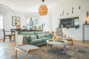 贝尼萨Villa Teranga - PlusHolidays的客厅配有沙发和桌子