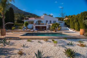 贝尼萨Villa Teranga - PlusHolidays的一座带游泳池和房子的别墅