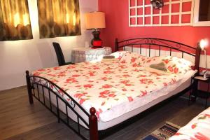 科雷尼察Relax Home ®Rajna®的卧室内的一张床位,卧室设有红色的墙壁