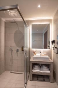 卡拉马塔IRA - ΗΡΑ City Hotel的一间带水槽和淋浴的浴室