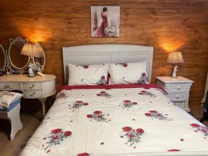 都柏林Cozy room in a barn with farm view的一间卧室,床上有红色的鲜花